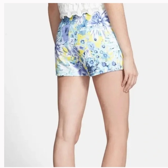 J.O.A. Los Angeles Tie Front Floral Shorts - Picture 3 of 14